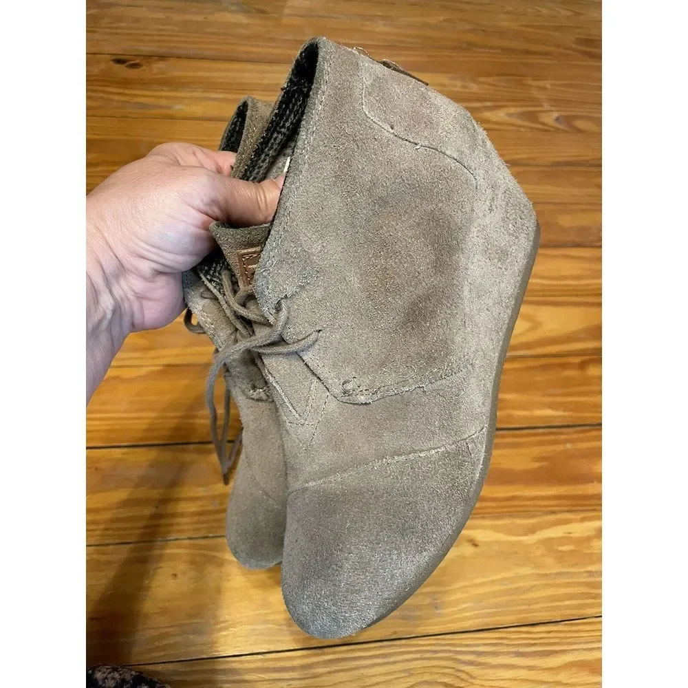 Tom's Desert Wedge Women's Tan Taupe Suede Ankle‎ Booties Lace Up Size 7